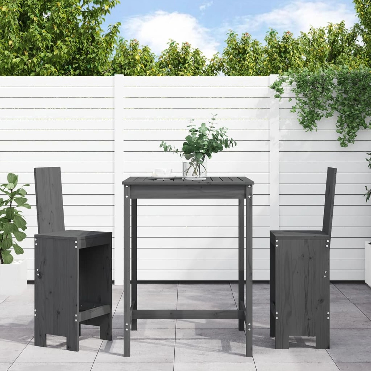 Graues 3-tlg. Gartenbar-Set aus Kiefernholz mit Tisch und zwei Hockern.