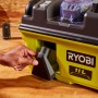 Ryobi Akku-Nass-Trockensauger RV1811-0 mit Zubehör im Einsatz.