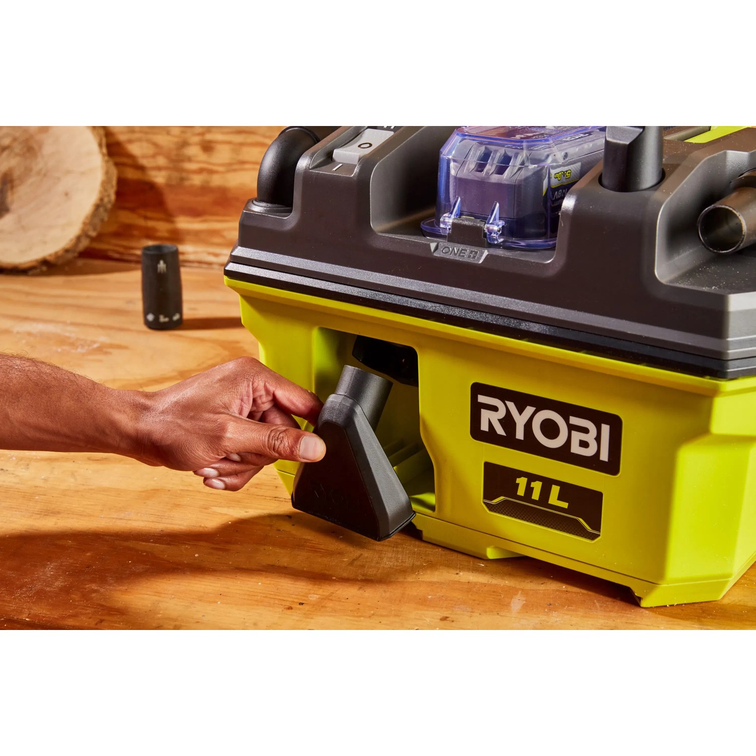 Ryobi Akku-Nass-Trockensauger RV1811-0 mit Zubehör im Einsatz.