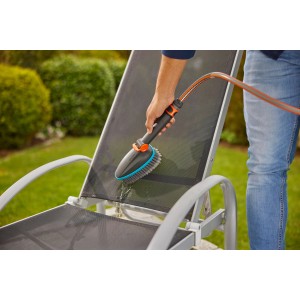 Gardena Cleansystem Handbürste Soft M mit Schlauch reinigt Gartenliege. Weiche Borsten schonen Oberflächen.