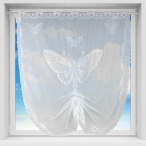 Weiße Bistrogardine mit Schmetterlings-Stickerei und Stangendurchzug im Fenster.