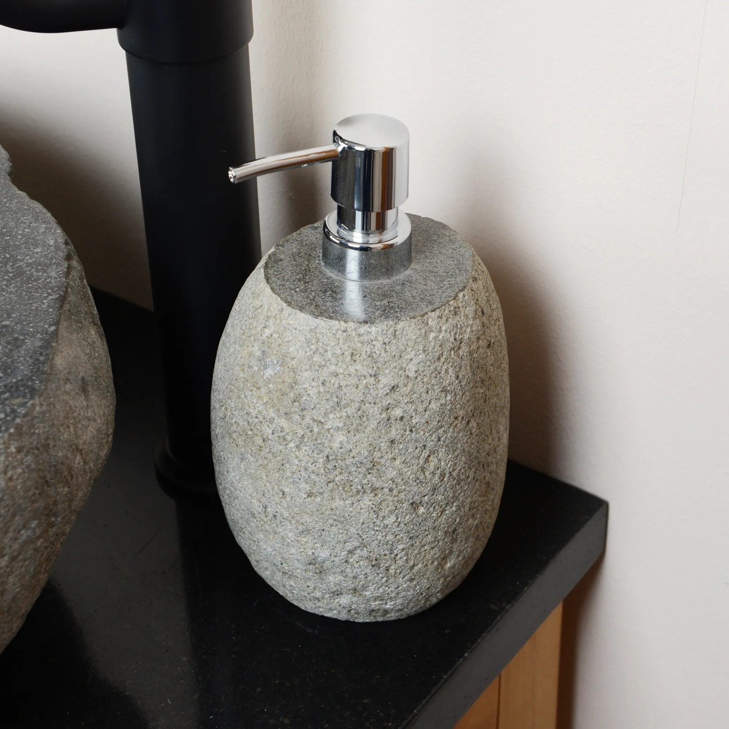 Runder, grauer Naturstein Seifenspender (15 cm) mit Chrom-Pumpe für Bad oder Küche.