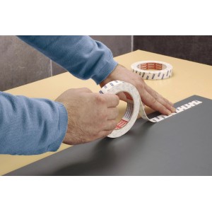 Anwendung von Tesa Powerbond Montageband Mirror, 5m x 19mm, auf einer grauen Fläche.