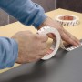 Anwendung von Tesa Powerbond Montageband Mirror, 5m x 19mm, auf einer grauen Fläche.