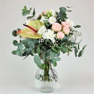 Blumenstrauß Vintage Flavour mit Eukalyptus, Rosen, Nelken und Anthurie in Vase.