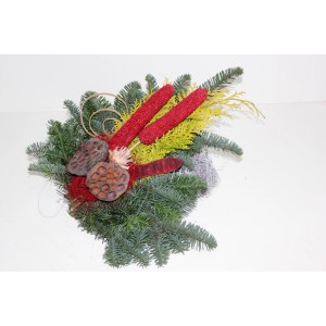 Grabstrauß Nobilis, ca. 40 cm, mit roter Dekoration. Gesteck aus Nobilistanne für Gedenktage.