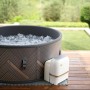 MSpa Frame Whirlpool Mono AirJet mit Hydromassage und Steuereinheit im Garten.