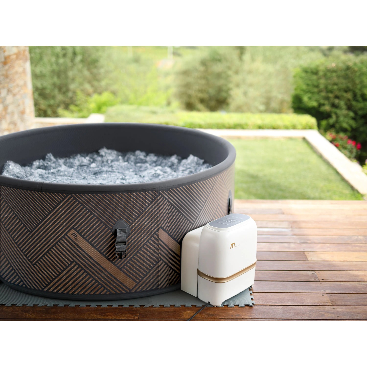 MSpa Frame Whirlpool Mono AirJet mit Hydromassage und Steuereinheit im Garten.