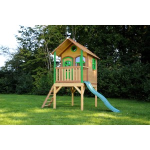 Spielhaus Laura aus Holz mit Leiter und Rutsche im Garten.
