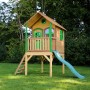 Spielhaus Laura aus Holz mit Leiter und Rutsche im Garten.
