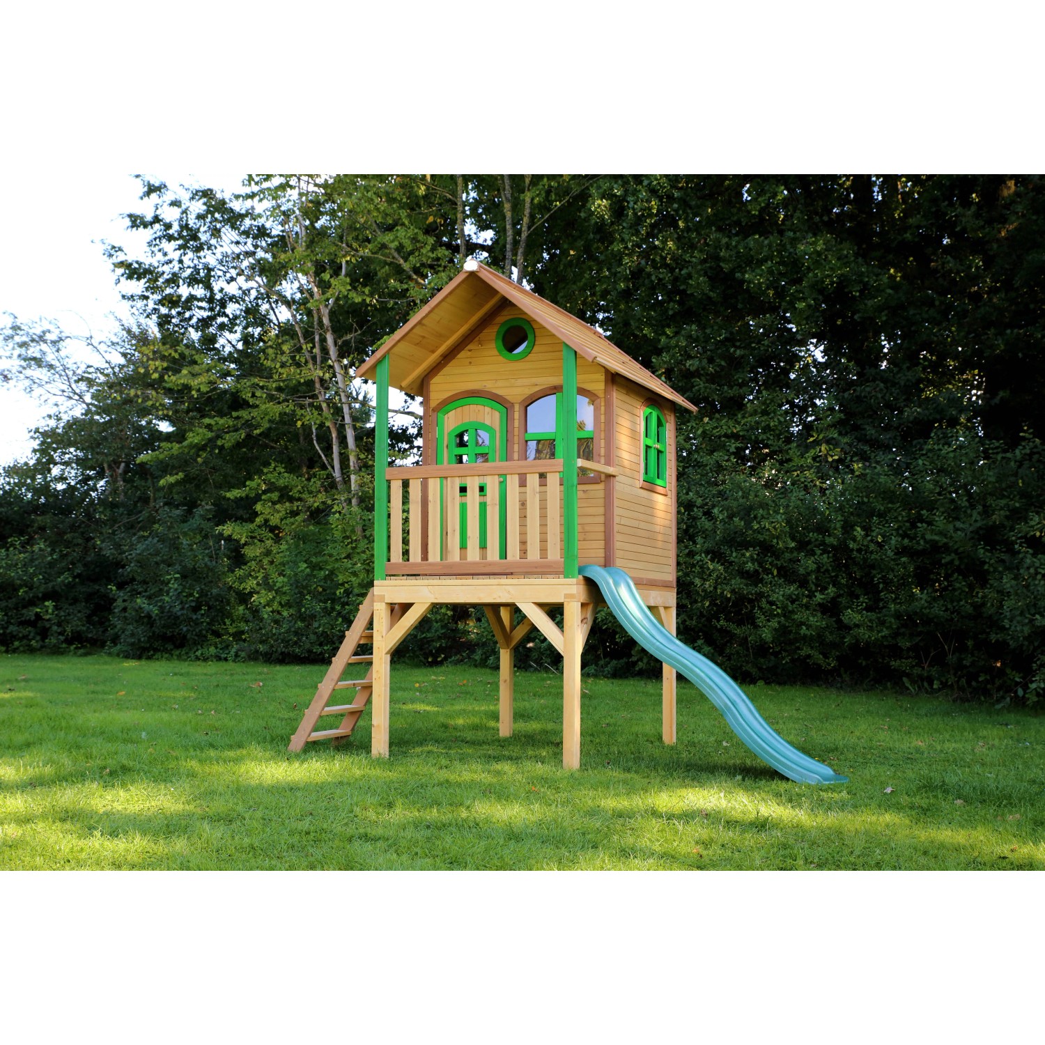 Spielhaus Laura aus Holz mit Leiter und Rutsche im Garten.
