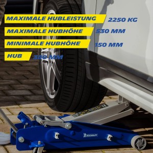 Michelin SUV Hydraulik-Wagenheber (2.250 kg) unter einem Auto. Werkzeug für Wartung und Reparatur.