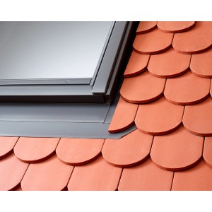 Velux Eindeckrahmen für Biberschwanz-Doppeldeckung, 78x55 cm, anthrazit, auf Ziegeldach.