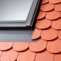 Velux Eindeckrahmen für Biberschwanz-Doppeldeckung, 78x55 cm, anthrazit, auf Ziegeldach.