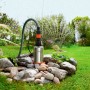Gardena Tiefbrunnenpumpe 6000/5 inox im Garten, umrandet von Steinen. Elektro-Pumpe mit Schlauch.