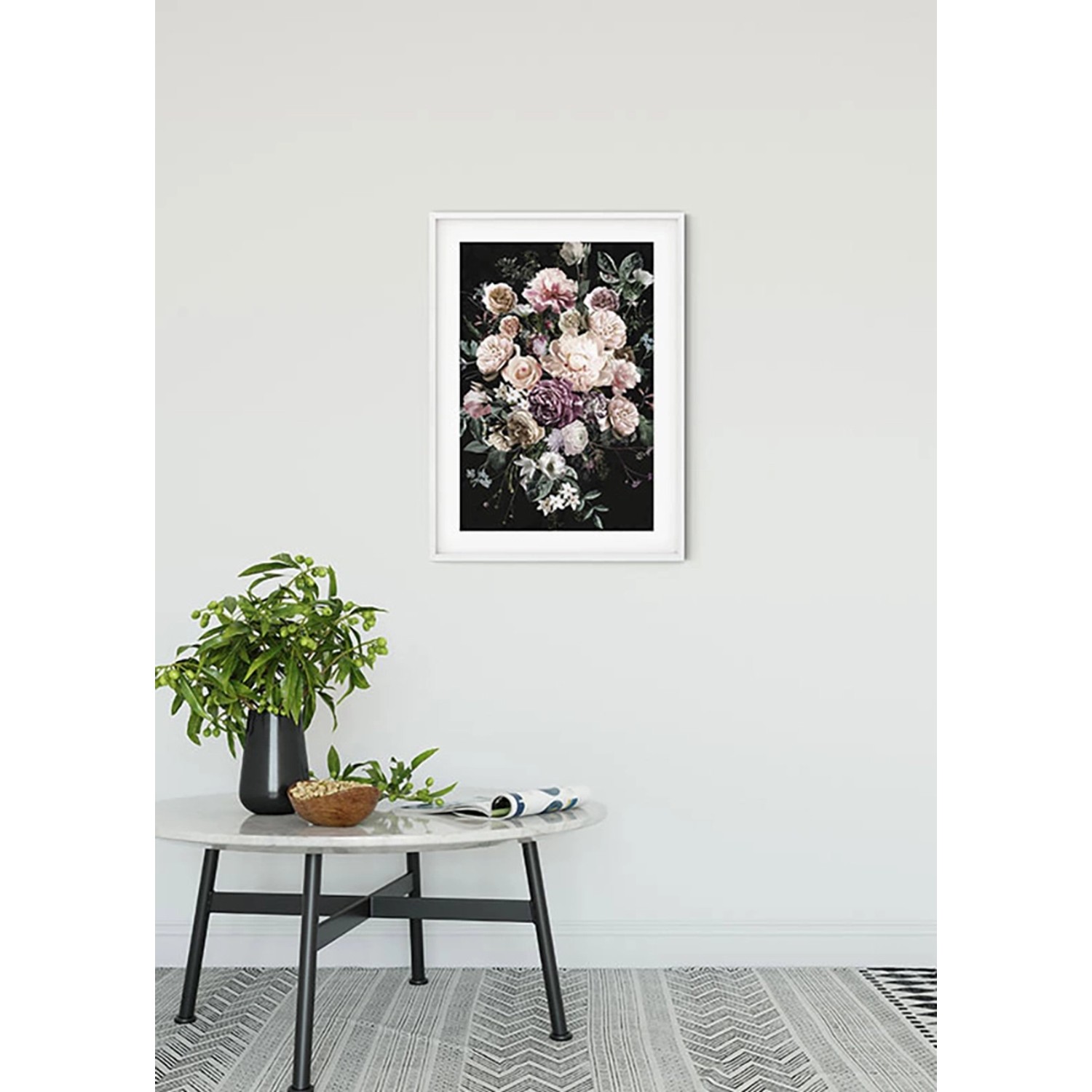 Wandbild Charming Bouquet 50x70 cm mit Blumenstrauß im weißen Rahmen.