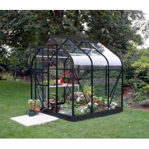 Vitavia Gewächshaus Orion 3800, schwarzer Rahmen, Glas, mit Pflanzen im Garten.