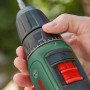 Hand hält grünen Bosch Akkubohrschrauber EasyDrill 18V-40 mit Bohrer. Drehmomentring und roter Schalter sichtbar.