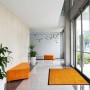 Orangefarbene Primaflor Schmutzfangmatte Clean 90x150 cm im Eingangsbereich.