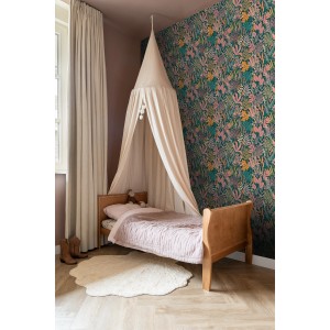 Kinderzimmer mit ESTAhome Tapete Tropische Blätter, Blüten in Mehrfarbig, Bett mit Baldachin.