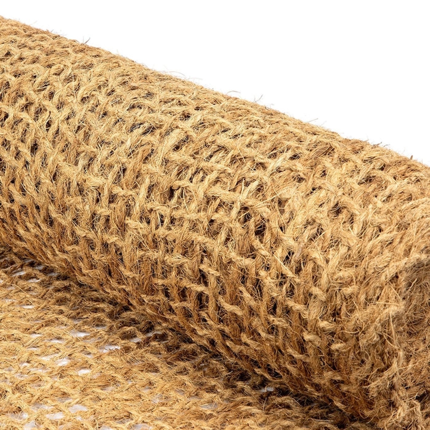 Aufgerollte, braune KARAT Böschungsmatte aus Kokosfasern zum Erosionsschutz für Garten und Teich.