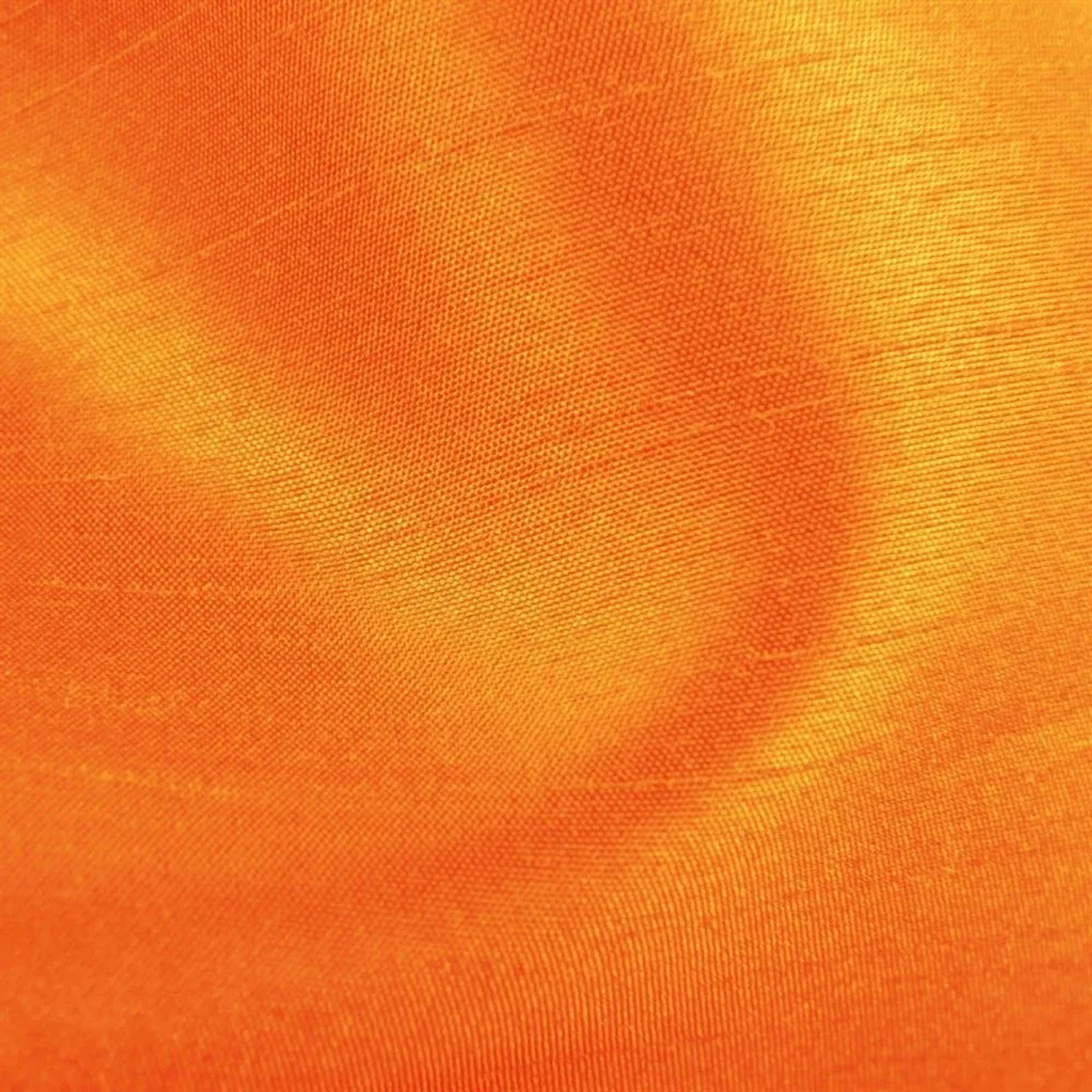 Nahaufnahme der orangefarbenen Arsvita Kissenhülle Alessia, Textilstruktur sichtbar.