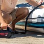 Intex Quick Fill Luftpumpe (230V/12V) beim Aufpumpen eines Schlauchboots.