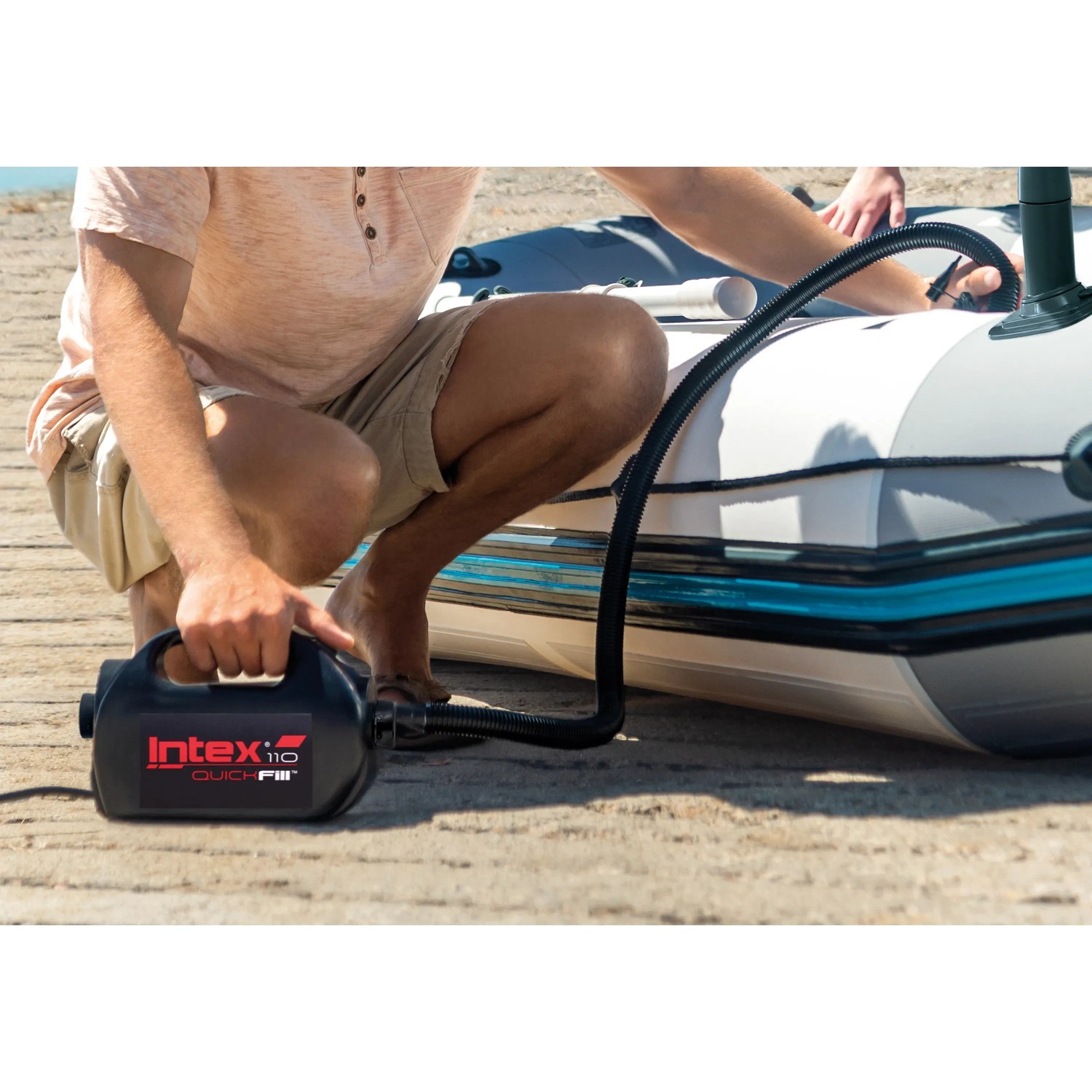 Intex Quick Fill Luftpumpe (230V/12V) beim Aufpumpen eines Schlauchboots.