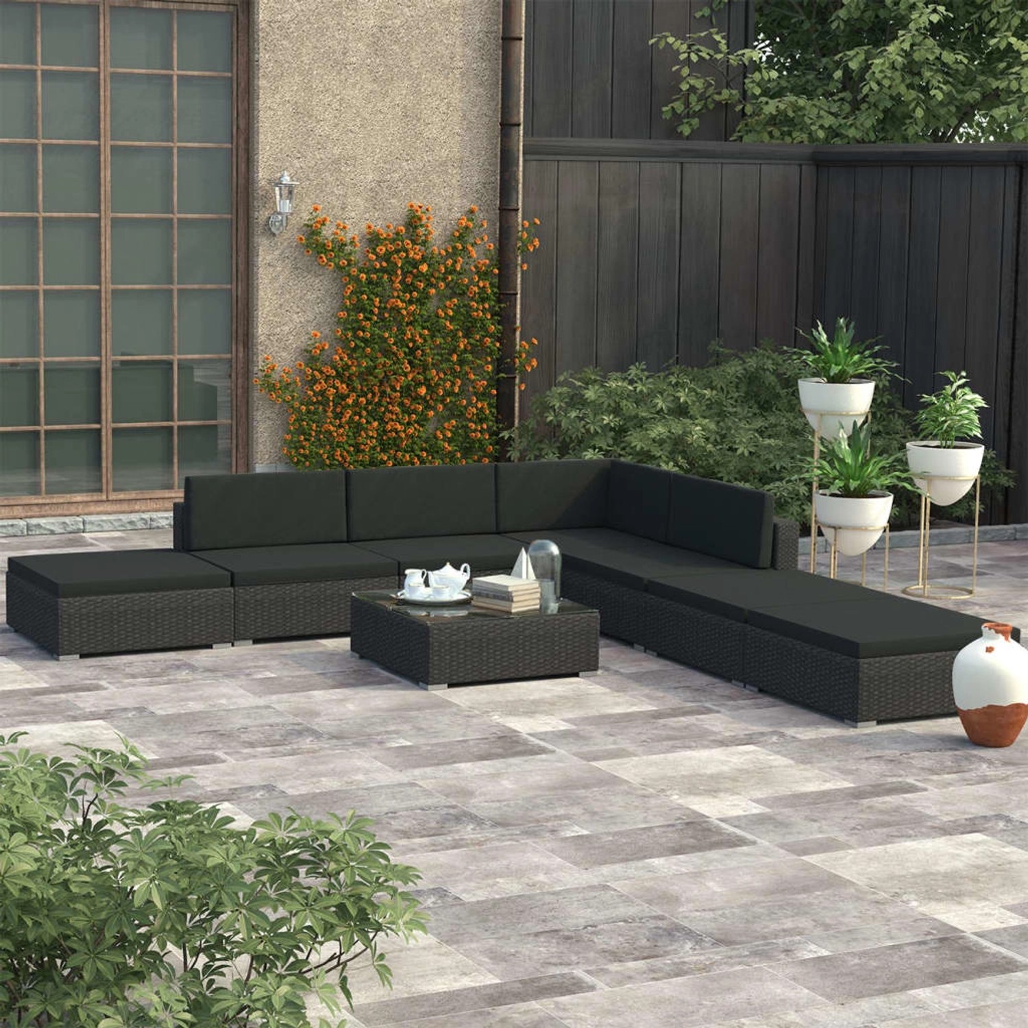 Schwarzes 8-tlg. vidaXL Garten Lounge Set aus Rattan mit Auflagen, bestehend aus Sofa, Tisch und Hockern.