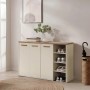 Moderner Schuhschrank Skaido, 120 cm, beige mit heller Holzplatte, 3 Türen und offenen Fächern für Schuhe.