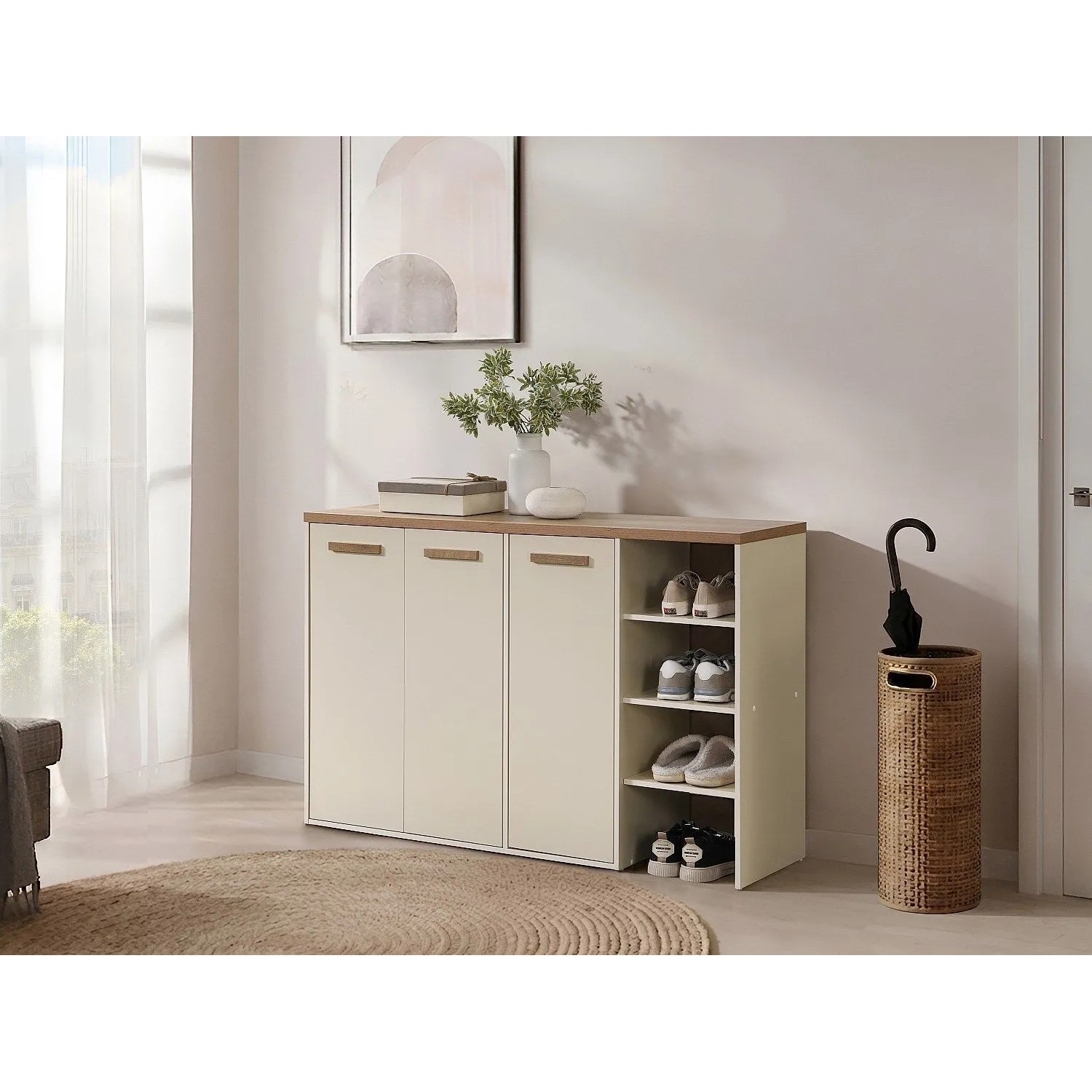 Moderner Schuhschrank Skaido, 120 cm, beige mit heller Holzplatte, 3 Türen und offenen Fächern für Schuhe.