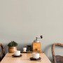 Wand mit Marburg Vliestapete in Weiß-Textiloptik und Grau, passend zu modernem Interieur.