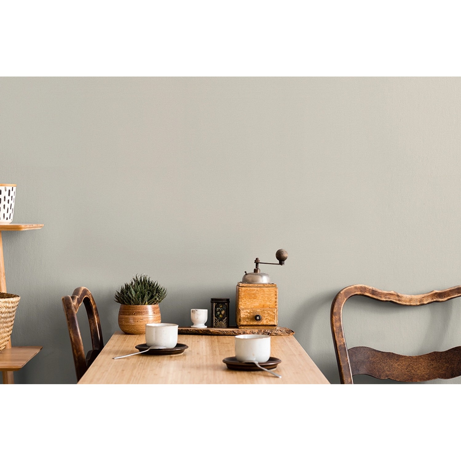 Wand mit Marburg Vliestapete in Weiß-Textiloptik und Grau, passend zu modernem Interieur.