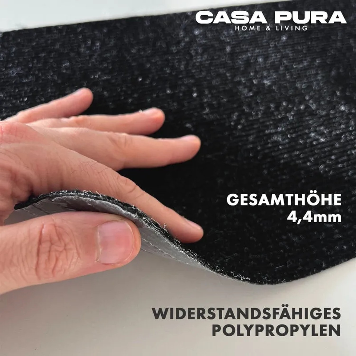 Detailaufnahme: Anthrazitfarbene Karat Stufenmatte Leipzig, selbstklebend, ohne Lippe. Treppenschutz aus Polypropylen.