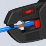 KNIPEX ComStrip Abisolierzange in Aktion: Blaues Kabel wird abisoliert.