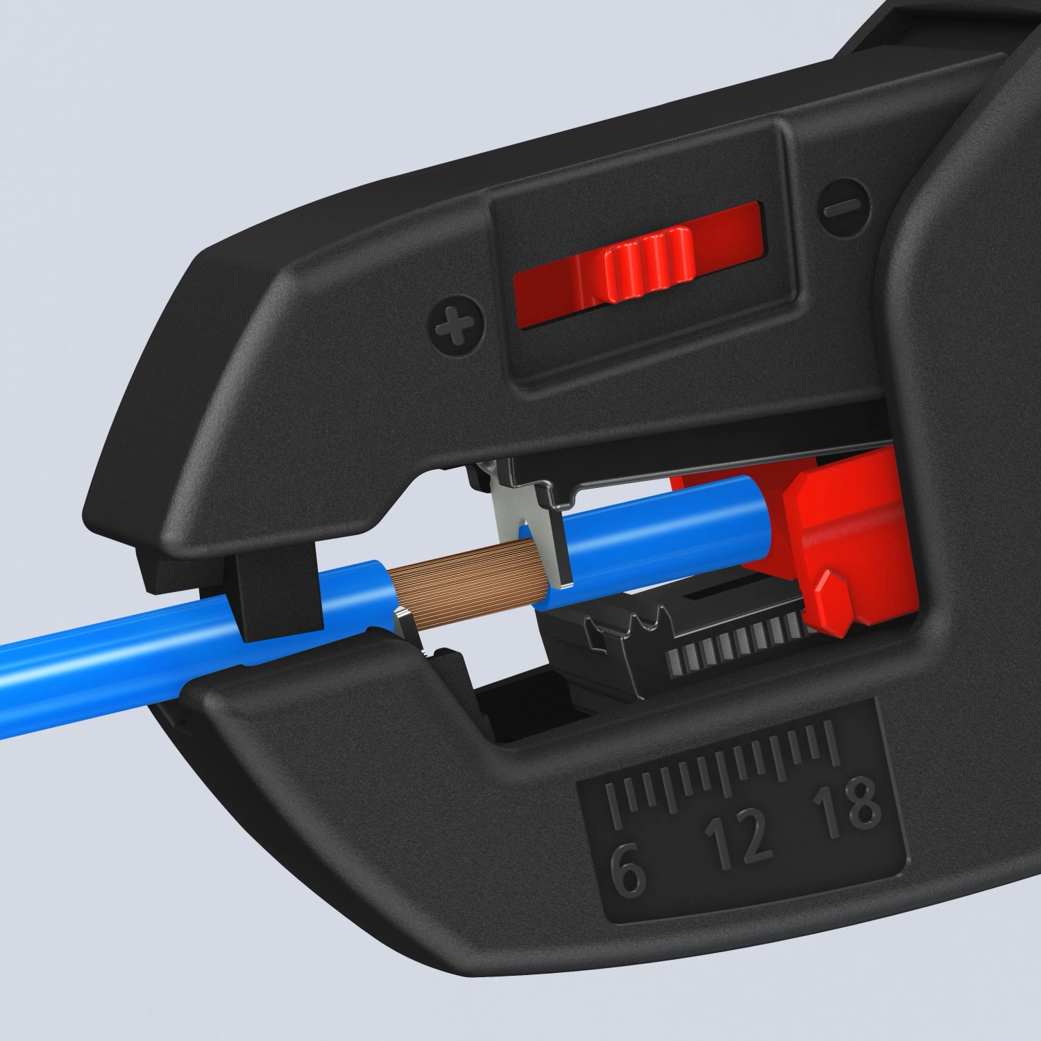 KNIPEX ComStrip Abisolierzange in Aktion: Blaues Kabel wird abisoliert.