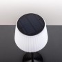 Schwarze Näve LED Solar Tischleuchte Emmi, Ø 13 cm, mit Solarpanel und weißem Lampenschirm.