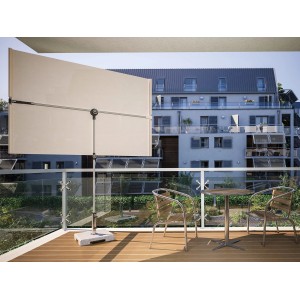 Doppler Balkonschirm Active, 130x180 cm, Natur, mit Dreh- und Neigungsfunktion auf einem Balkon.