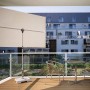 Doppler Balkonschirm Active, 130x180 cm, Natur, mit Dreh- und Neigungsfunktion auf einem Balkon.