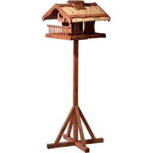 Vogelfutterhaus mit Reetdach, Apfelpicker und Ständer aus FSC®-Holz, Gesamthöhe 157,5 cm.