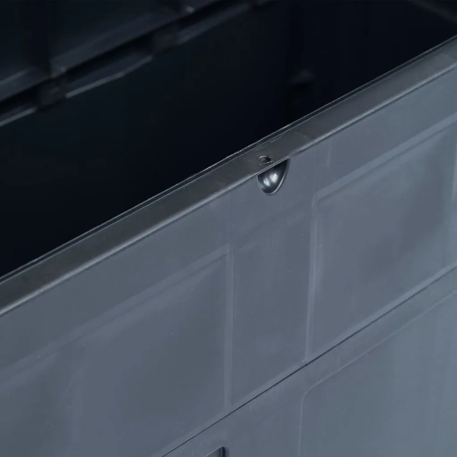 Detailansicht: Schwarze VidaXL Garten-Aufbewahrungsbox (320 L) aus Kunststoff mit Holzoptik.
