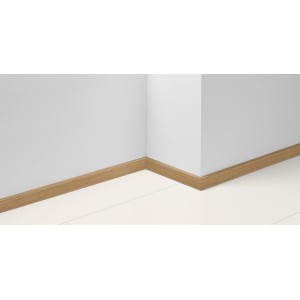 Parador Sockelleiste SL 3 Eiche D094, 40x16x2200 mm, montiert an einer weißen Wand.