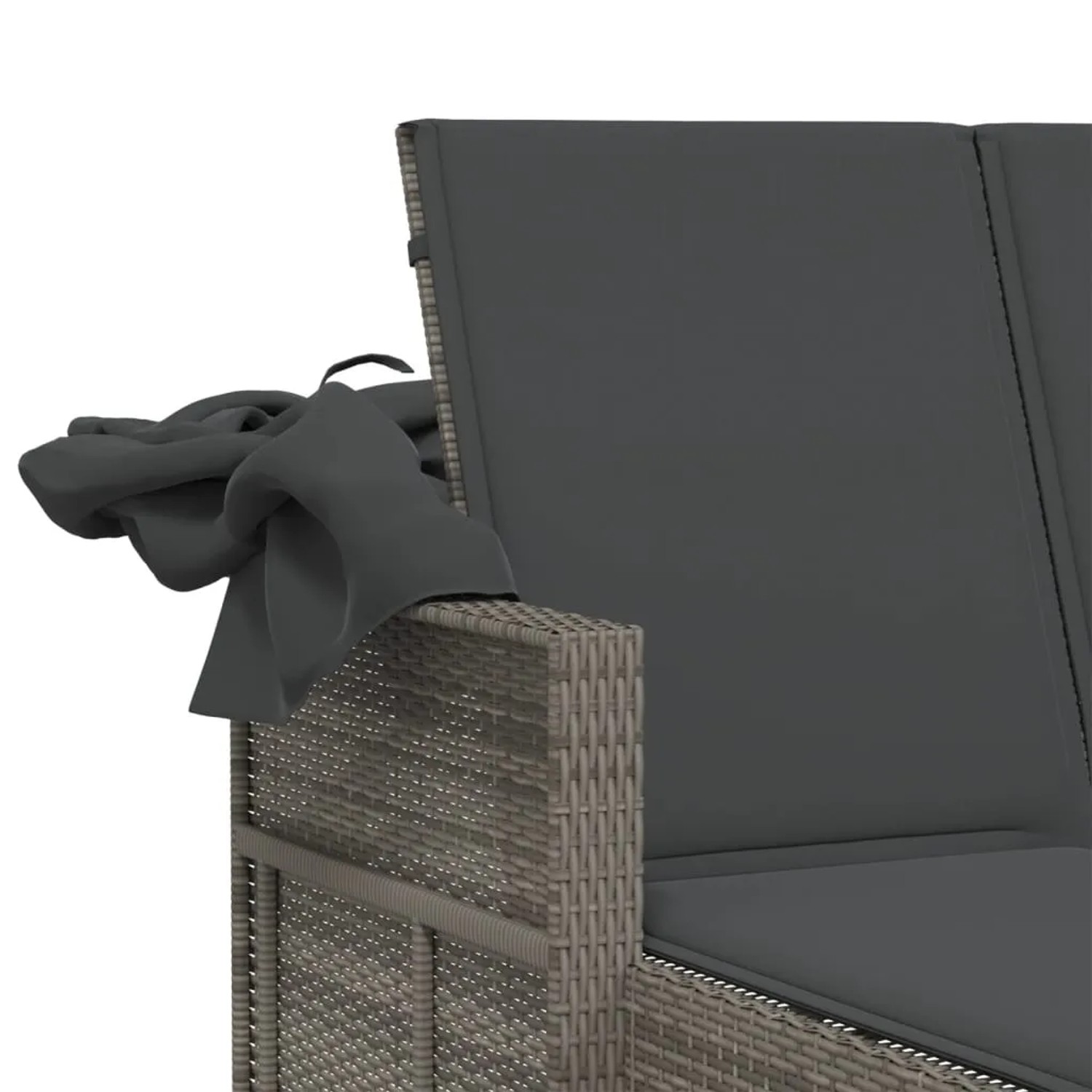 Detailaufnahme: Graue Doppel-Sonnenliege aus Rattan mit dunklen Auflagen und Kissen.