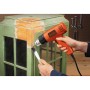 Black+Decker Heißluftgerät KX1650 (1.750 W) beim Farbentfernen von einem Fensterrahmen.