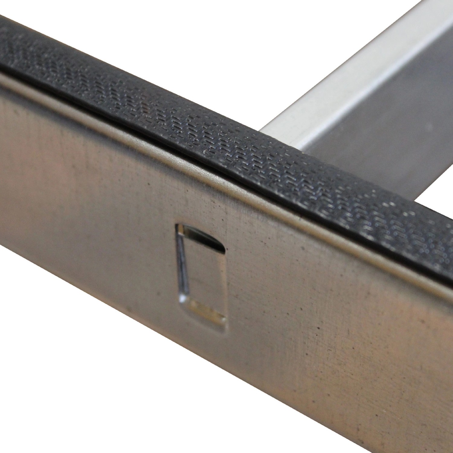 Detailaufnahme: TRUTZHOLM Reifenregal, Stecksystem und Kantenschutz.