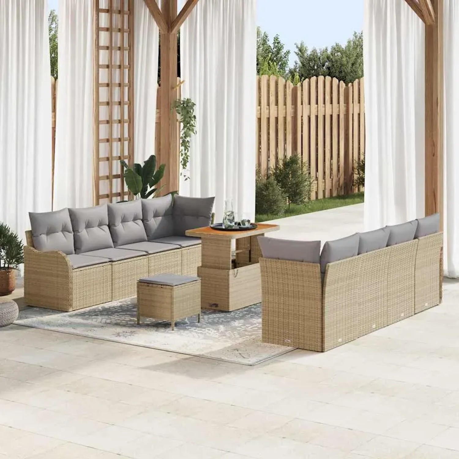11-teiliges Garten-Sofa-Set von vidaXL aus Poly Rattan und Akazie mit beigen Kissen.