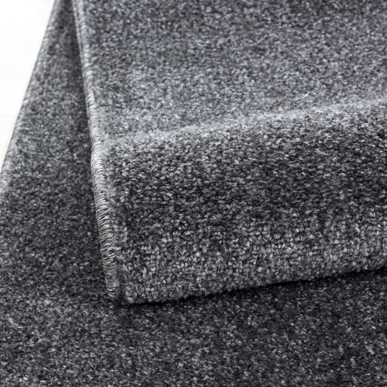Grauer Ayyildiz Kurzflorteppich Ata 7000 (160x230 cm), Detailansicht der Textur.