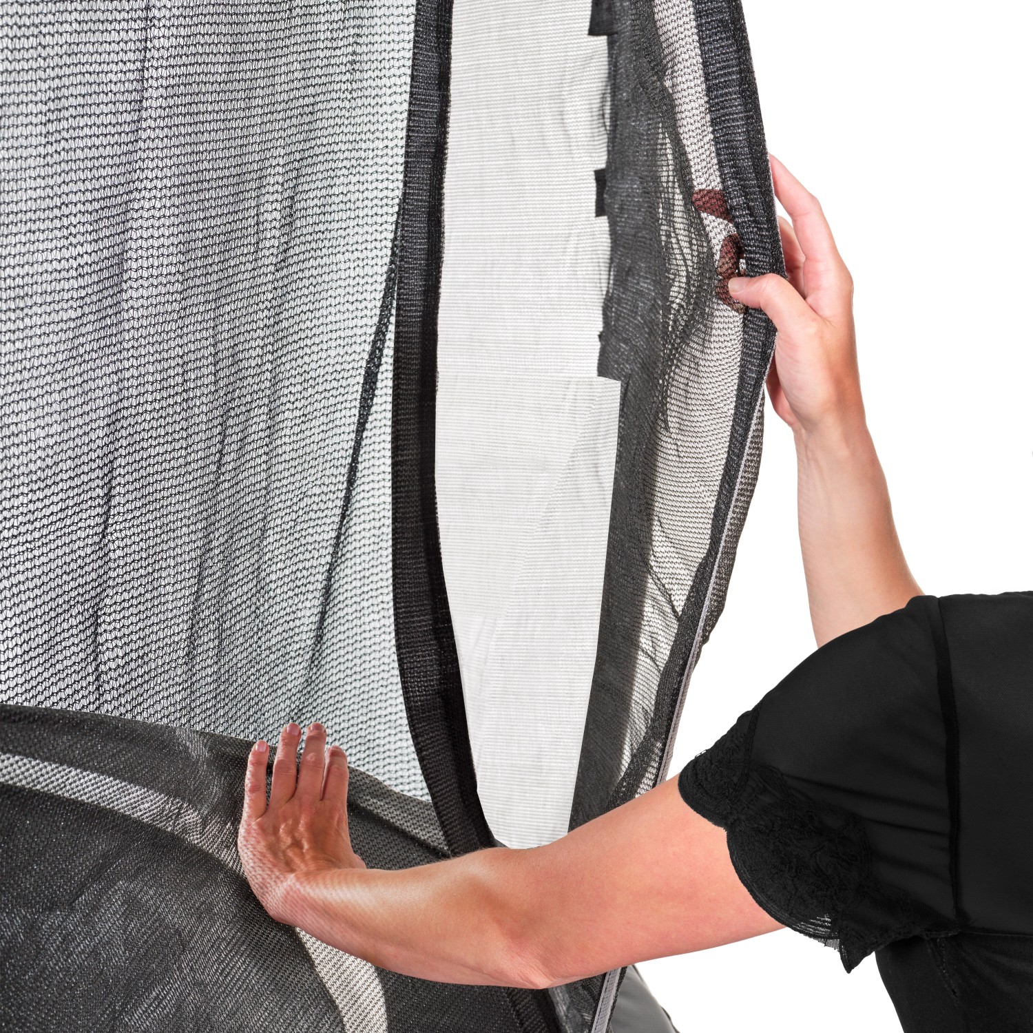 Detailaufnahme: Sicherheitsnetz des schwarzen EXIT Allure Premium Bodentrampolins.