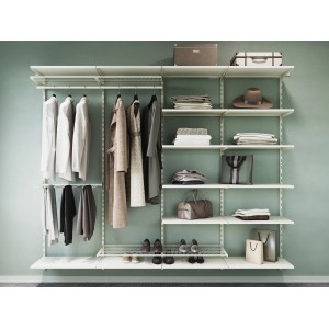 Wandregal-System mit weißer Metall-Hängeschiene, Kleidung und Accessoires.