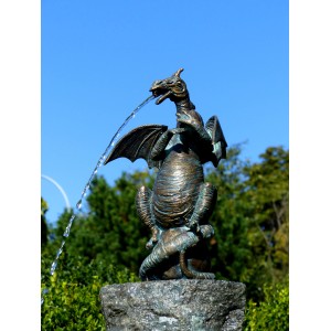 Rottenecker Brunnenkomplett-Set Drache: Gartenbrunnen mit bronzefarbener Drachenfigur auf Granitstein.